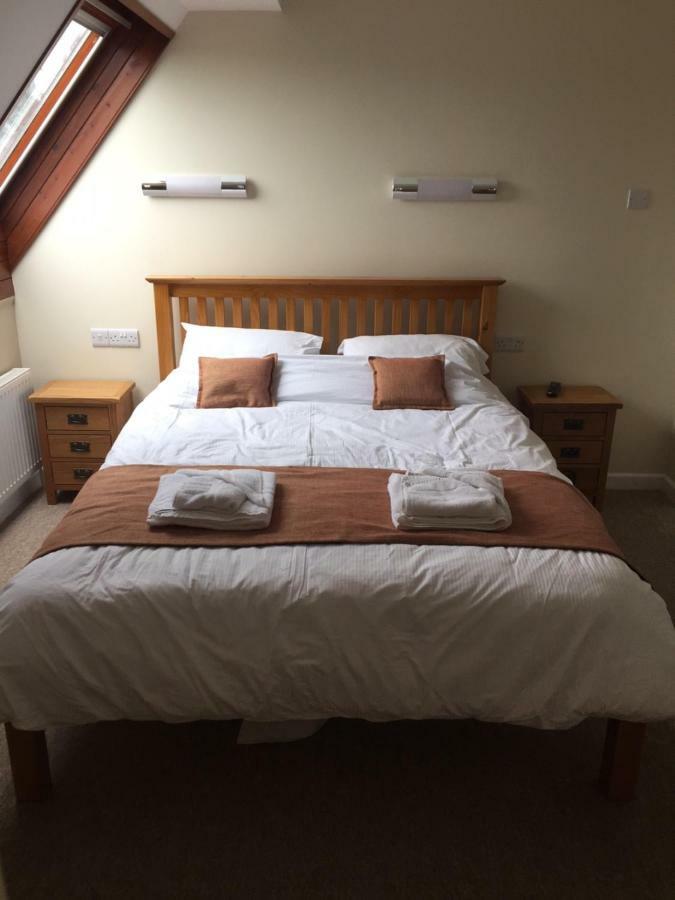 Neuadd Henllan Lodge ビルス・ウェールズ エクステリア 写真
